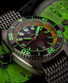 Ocean Crawler-Core Diver-Tapisserie dial-Markhamian-lume shot-min